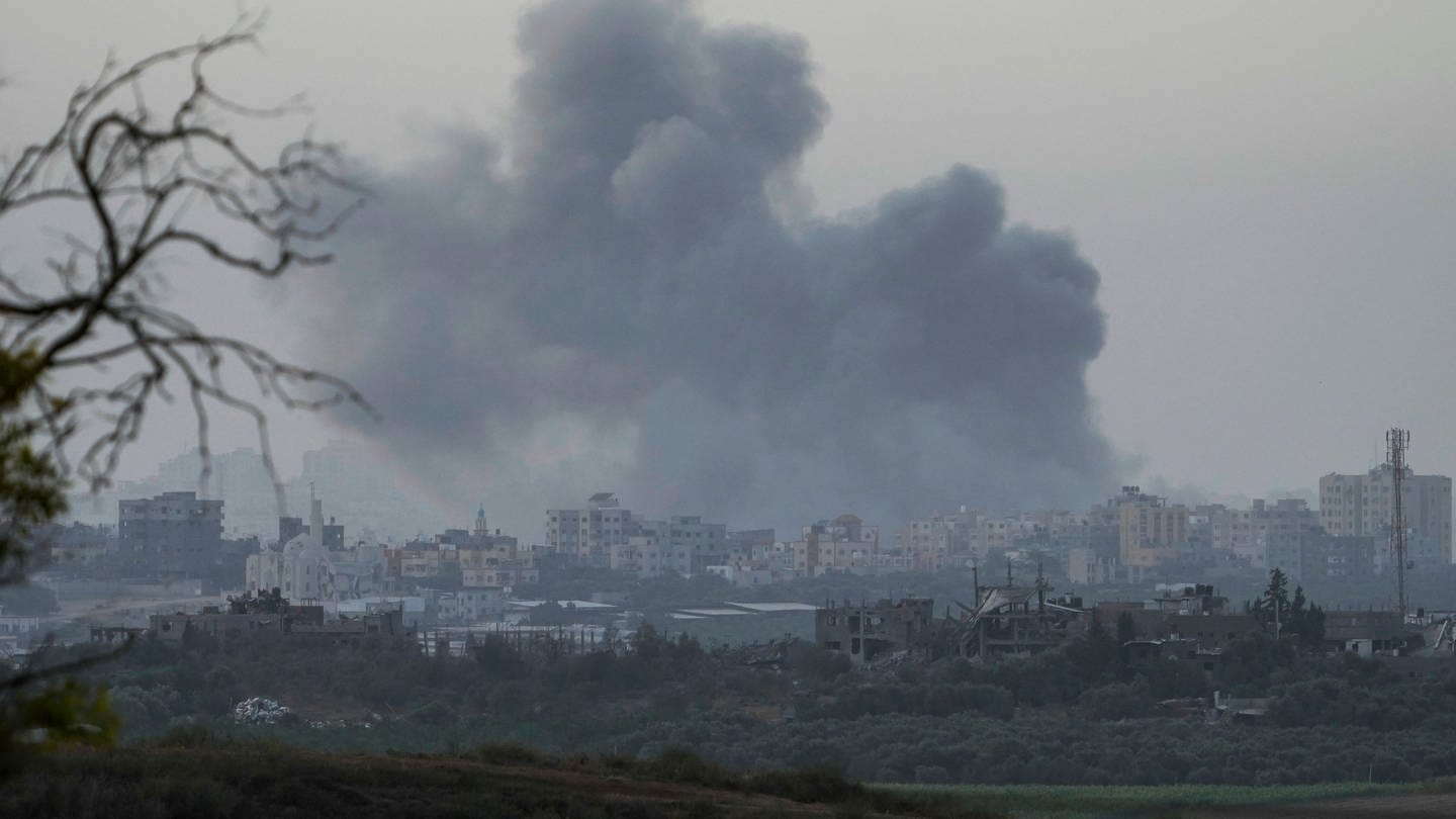 Rauch steigt nach einem israelischen Bombardement im Gazastreifen auf. (Foto: dpa Bildfunk, picture alliance/dpa/AP | Maya Alleruzzo)