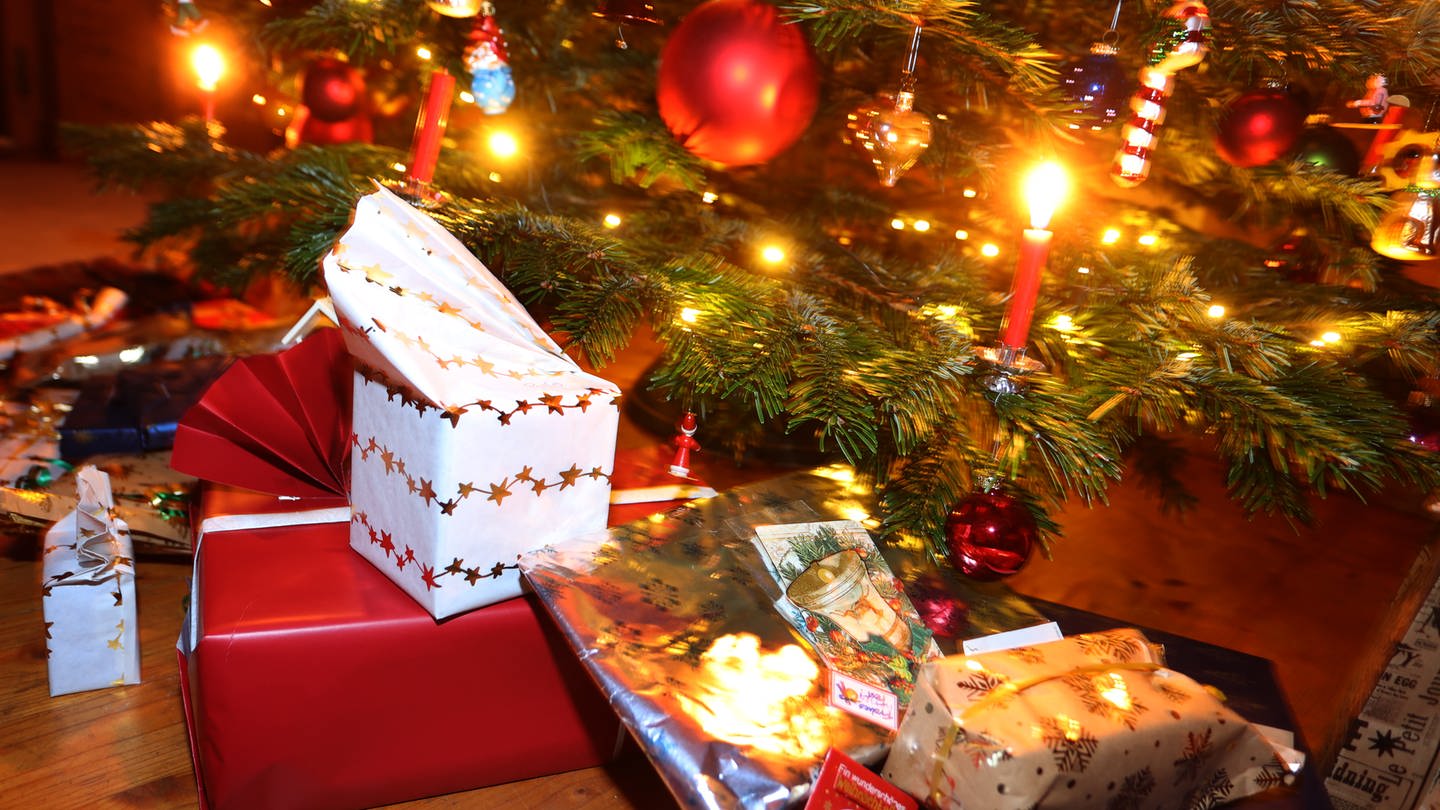 Verpackte Geschenke liegen unter einem festlich geschmücktem Weihnachtsbaum. (Foto: dpa Bildfunk, picture alliance/dpa | Karl-Josef Hildenbrand)