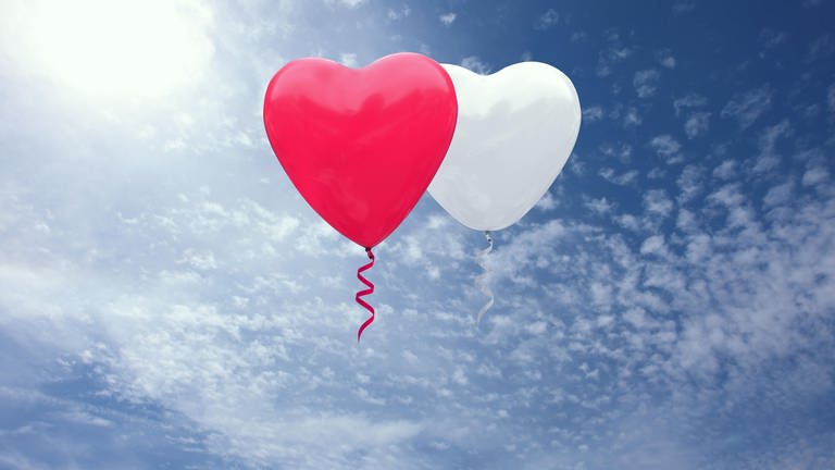 Zwei Herzluftballons schweben am Himmel (Foto: dpa Bildfunk, picture alliance / Shotshop | panorama-images)