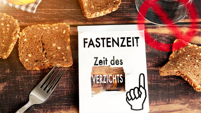 Fastenzeit, Zeit des Verzichts Schriftzug auf einem kaputten Kalenderblatt mit Verbot Symbol über Essen. (Foto: IMAGO,  Bihlmayerfotografie)