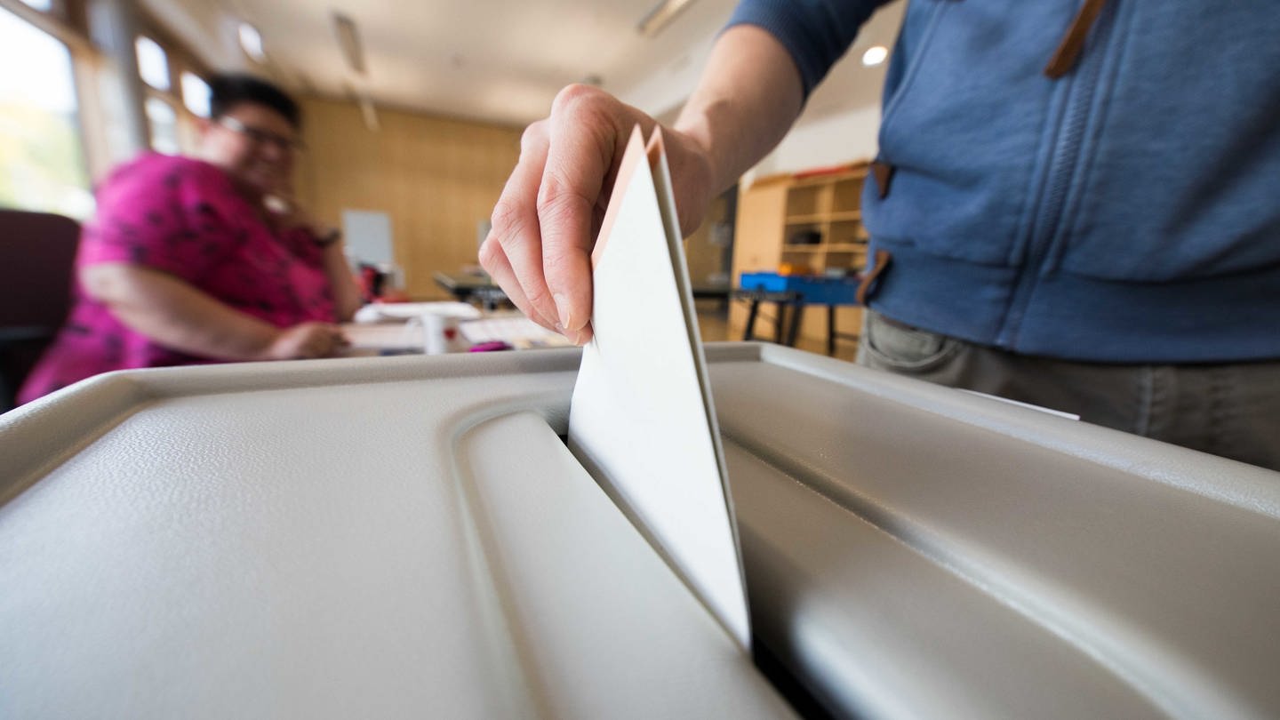Einwurf eines Stimmzettels zur Bundestagswahl in eine Wahlurne (Foto: dpa Bildfunk, Foto: Frank Rumpenhorst)