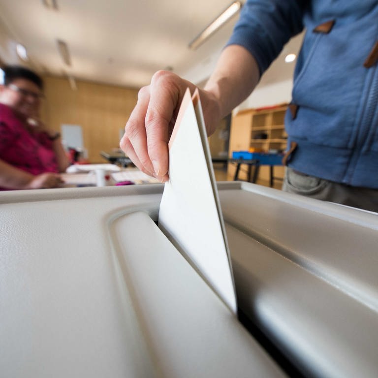 Einwurf eines Stimmzettels zur Bundestagswahl in eine Wahlurne