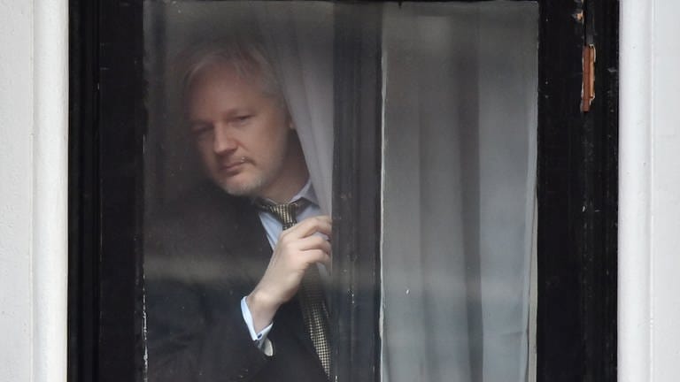 WikiLeaks-Gründer Julian Assange steht an einem Fenster der ecuadorianischen Botschaft. (Foto: dpa Bildfunk, picture alliance/dpa/PA Wire | Dominic Lipinski)