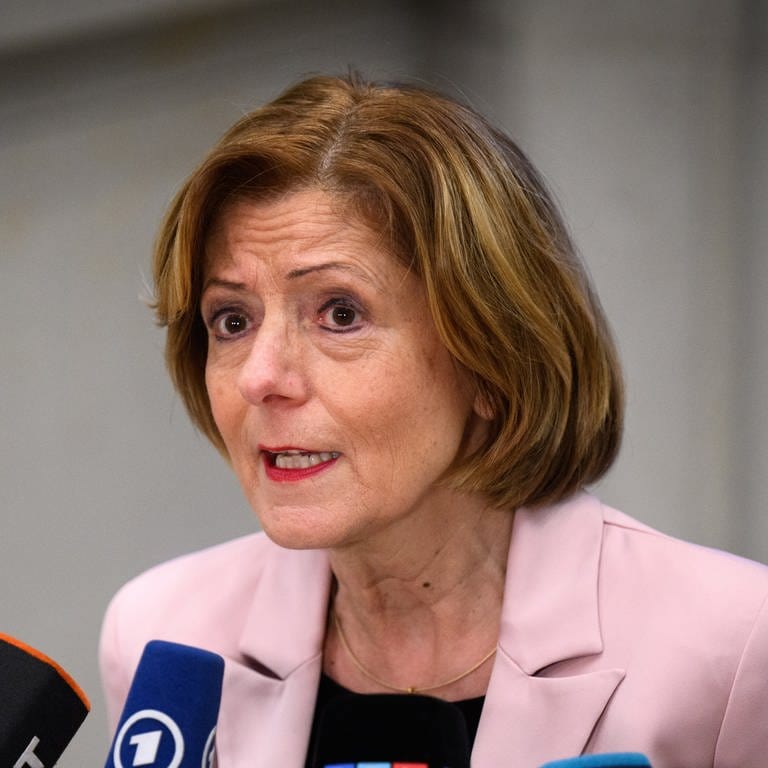 Malu Dreyer (SPD), Ministerpräsidentin von Rheinland-Pfalz, spricht in Mikrofone