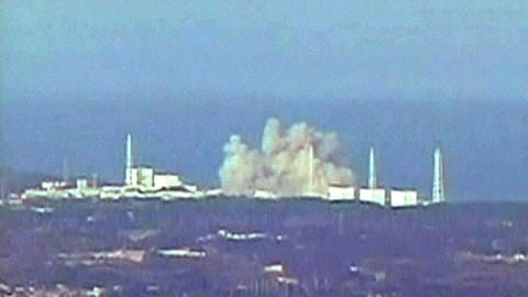 Rauch steigt über dem japanischen Atomkraftwerk Fukushima auf. (Foto: dpa Bildfunk, picture alliance / dpa | Abc News 24/handout)