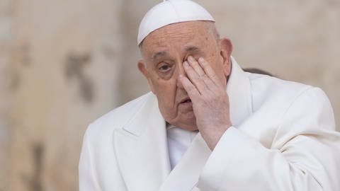 Papst Franziskus wischt sich die Augen. (Foto: dpa Bildfunk, picture alliance/dpa/AP | Gregorio Borgia)