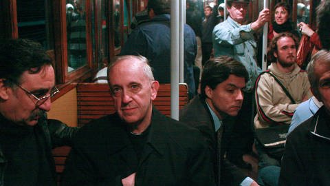 Bischof Jorge Mario Bergoglio in der U-Bahn (Foto: dpa Bildfunk, picture alliance / AP Photo | Pablo Leguizamon)