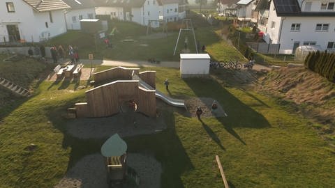 Landleben in Mehrstetten: Den Spielplatz haben die Bürger selbst gebaut. (Foto: SWR, Gabi Mönch)