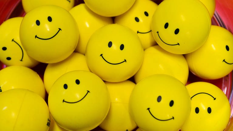 Kleine gelbe Kunststoffbälle mit einem aufgedruckten Smiley liegen auf einem Haufen (Foto: dpa Bildfunk, picture alliance / Martin Schutt/dpa-Zentralbild/dpa | Martin Schutt)
