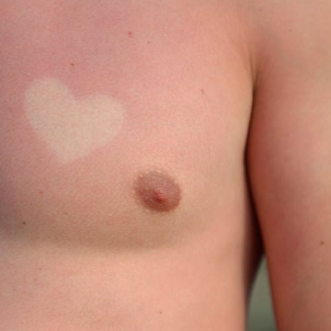 Ein Herz auf der Brust eines jungen Mannes (Foto: dpa Bildfunk, Picture Alliance)