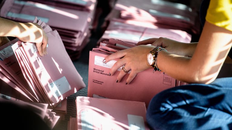 Wahlhefer bei einer Landtagswahl in Bayern (Foto: dpa Bildfunk, Picture Alliance)
