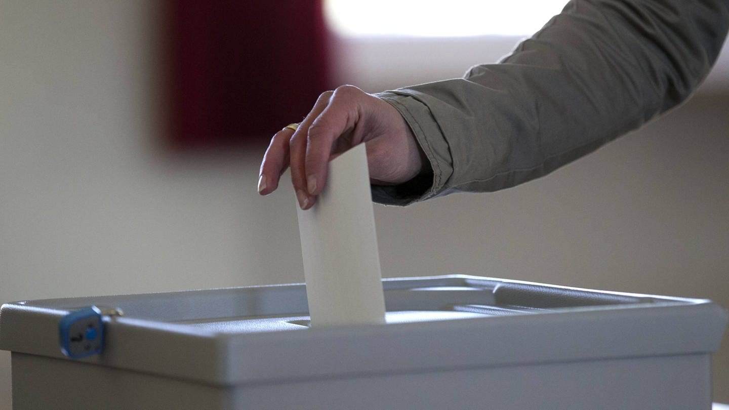 Stimmabgabe in eine Wahlurne (Foto: IMAGO, Eibner)