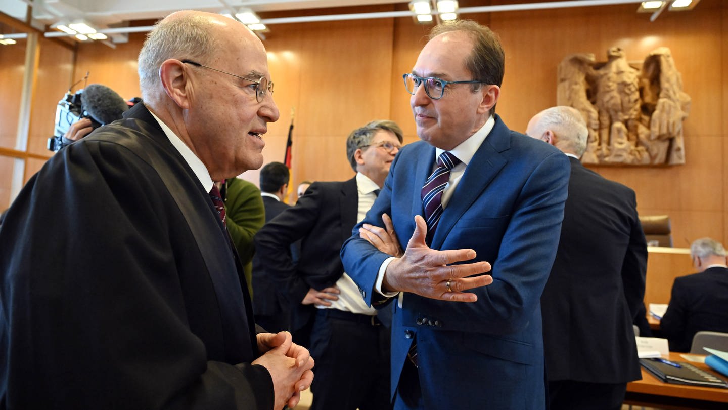 Im Bundesverfassungsgericht warten Gregor Gysi (Die Linke) und Alexander Dobrindt (CSU) auf den Beginn der Verhandlung über die Wahlrechtsreform der Ampel-Koalition. (Foto: dpa Bildfunk, Picture Alliance)