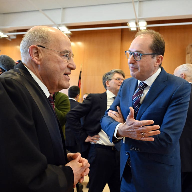 Im Bundesverfassungsgericht warten Gregor Gysi (Die Linke) und Alexander Dobrindt (CSU) auf den Beginn der Verhandlung über die Wahlrechtsreform der Ampel-Koalition. 