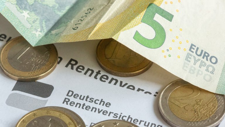 Münzen und eine Banknote liegen auf einer Renteninformation der Deutschen Rentenversicherung