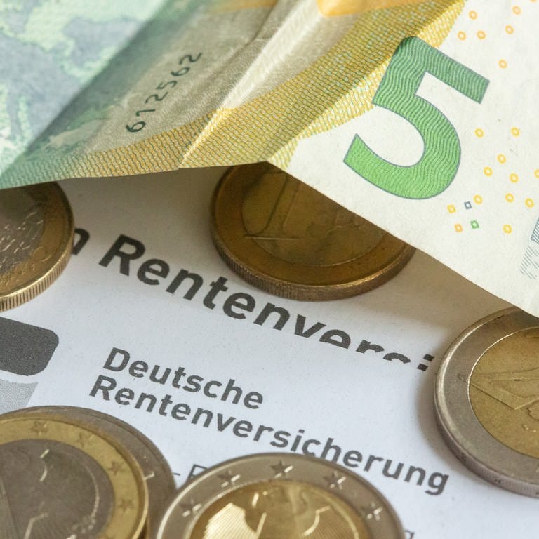 Münzen und eine Banknote liegen auf einer Renteninformation der Deutschen Rentenversicherung (Foto: dpa Bildfunk, picture alliance/dpa | Fernando Gutierrez-Juarez)