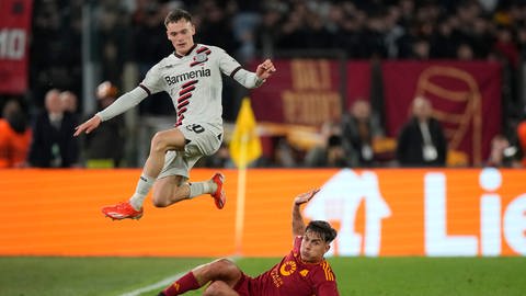 Leverkusen-Spieler Florian Wirtz springt in die Luft.