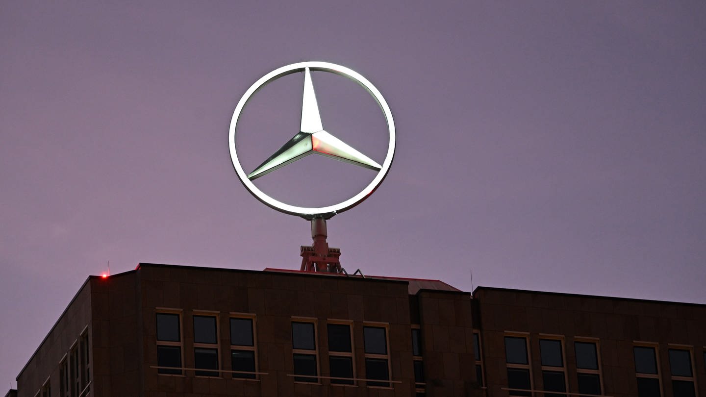 Ein beleuchteter Mercedes-Stern, das Marken-Logo der Automarke Mercedes-Benz, dreht sich auf der ehemaligen Zentrale des Automobilkonzerns. (Foto: dpa Bildfunk, Picture Alliance)