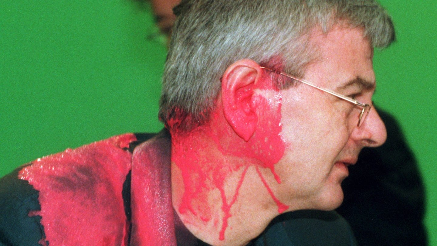 Joschka Fischer (Grüne), kurz nachdem er auf dem Sondersparteitag der Grünen zum Kosovo-Krieg am 13.05.1999 in Bielefeld von einem Farbbeutel getroffen wurde. (Foto: dpa Bildfunk, picture alliance / Bernd Thissen/dpa | Bernd Thissen)