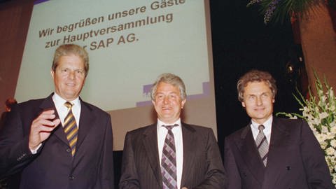 Dietmar Hopp (links), Prof. Dr. Hasso Plattner (Mitte) und Prof. Dr. Henning Kagermann (rechts) auf der Hauptversammlung der SAP im Mai 1998.