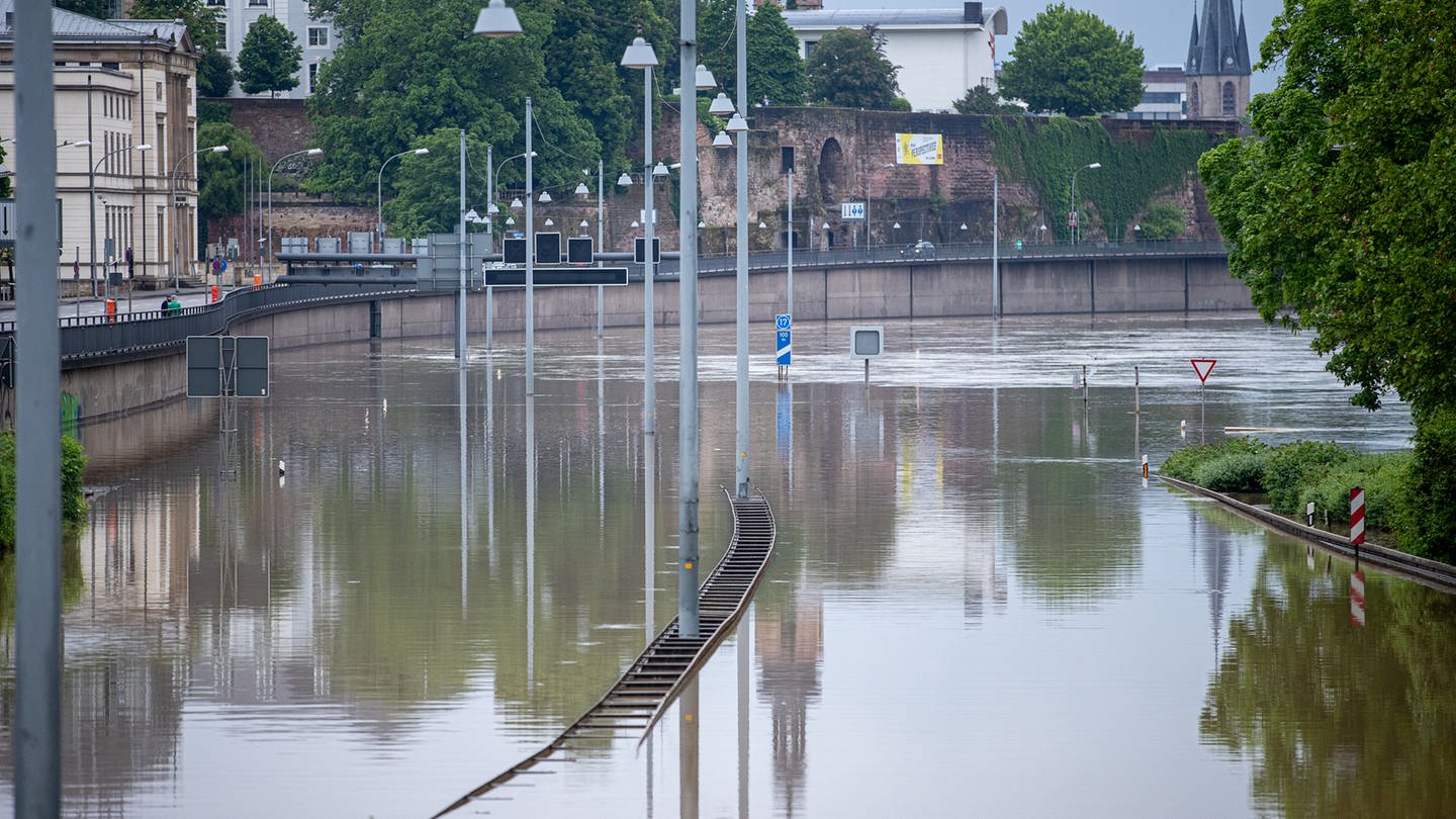 Die Autobahn A620 im Saarland steht unter Wasser. (Foto: dpa Bildfunk, picture alliance/dpa | Laszlo Pinter)