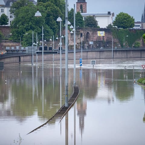 Die Autobahn A620 im Saarland steht unter Wasser.