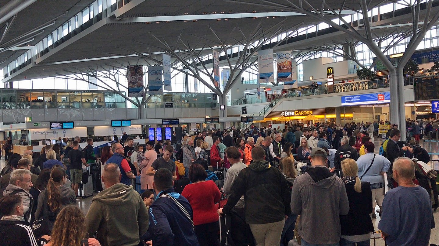 Zahlreiche Passagiere warten aufgrund der Thomas-Cook-Pleite am Flughafen Stuttgart auf weitere Informationen. (Foto: SWR)