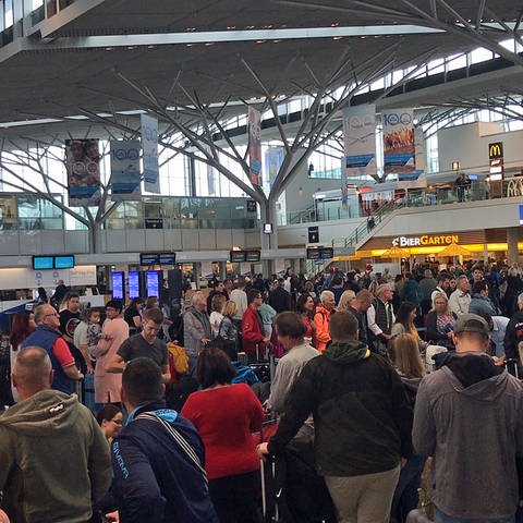 Zahlreiche Passagiere warten aufgrund der Thomas-Cook-Pleite am Flughafen Stuttgart auf weitere Informationen.  (Foto: SWR)