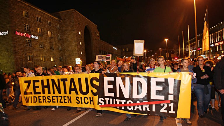 Etwa 20.000 Bürger demonstrieren am 13. August 2010 in Stuttgart