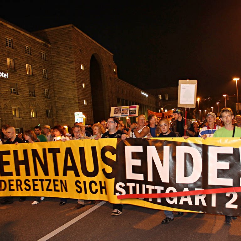 Etwa 20.000 Bürger demonstrieren am 13. August 2010 in Stuttgart (Foto: SWR, Franziska Kraufmann)