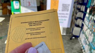 Mit dem gelben Impfbuch und Personalausweis auf dem Weg in die Apotheke zur Erstellung des digitalen Impfausweises. (Foto: SWR, Diana Hörger )