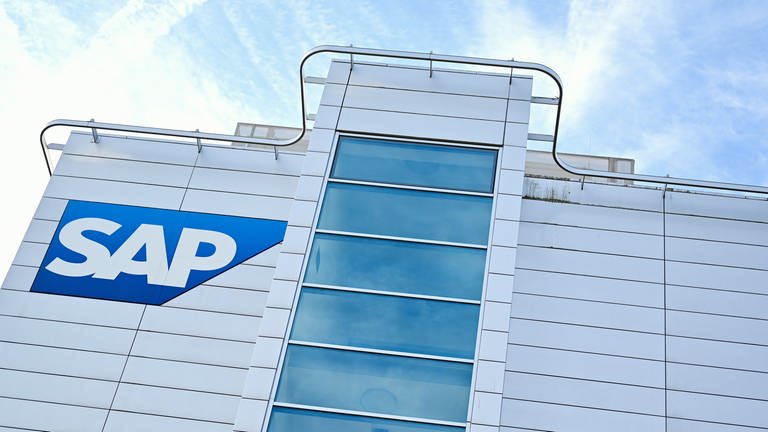 Ein Firmenlogo des Softwarekonzerns SAP ist an einem Firmengebäude angebracht.  (Foto: dpa Bildfunk, picture alliance/dpa | Uwe Anspac)