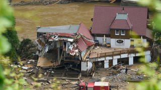 Häuser im Ahrtal im Ortsteil Walporzheim sind zerstört. In den vom Unwetter betroffenen Gebieten beginnen die Aufräumungsarbeiten. (Foto: dpa Bildfunk, picture alliance/dpa | Thomas Frey)