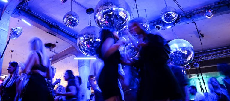 Dutzende Menschen tanzen zur Musik im Club Kantine in Ravensburg. (Foto: dpa Bildfunk, picture alliance/dpa | Felix Kästle | Archivbild)