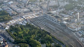 Luftaufnahme des Stuttgarter Hauptbahnhofs und der Baustelle des Bahnprojekts S21. (Foto: dpa Bildfunk, picture alliance/dpa | Bernd Weissbrod)