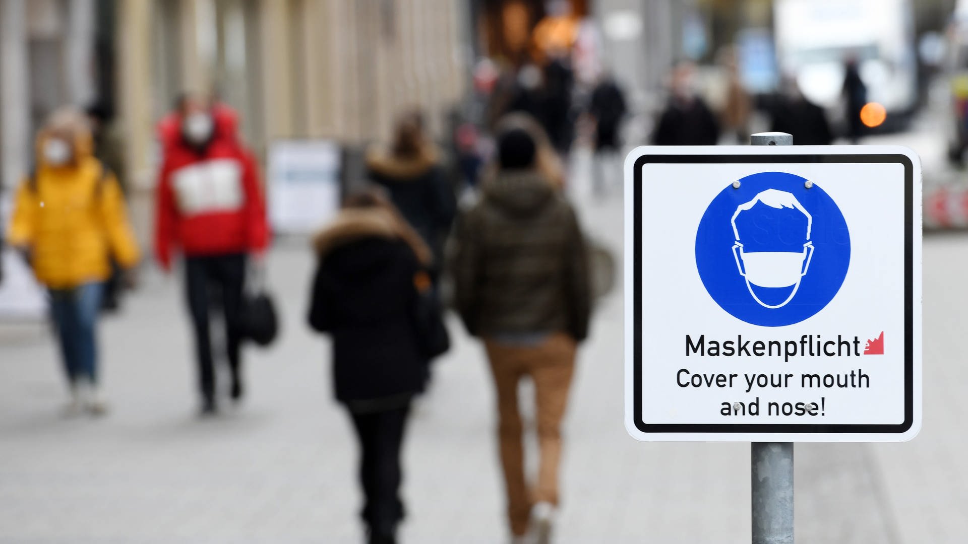Ein Schild weist in der Münchner Innenstadt auf die Maskenpflicht innerhalb der Fußgängerzone hin.  (Foto: dpa Bildfunk, picture alliance/dpa | Tobias Hase)