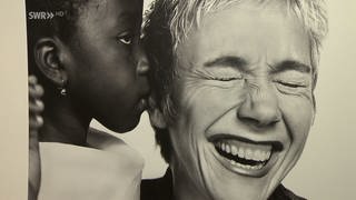 Schwarz-Weiß-Aufnahme einer lachenden Frau mit einem kleinen Mädchen (Foto: SWR)