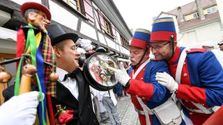 Zwei Kanoniere von der Narrenzunft Bad Waldsee schauen sich zum Karnevalsbeginn am 11.11. den Narrenwecker an. (Foto: dpa Bildfunk, picture alliance/dpa | Felix Kästle)