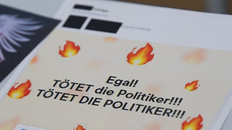 Ein Ausdruck einer Internetseite mit den Worten "Egal! Tötet die Politiker!!! Tötet die Politiker!!!"  (Foto: dpa Bildfunk, picture alliance/dpa | Arne Dedert (Archiv))