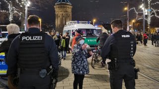 Eine Frau steht Polizisten gegenüber bei einem Protest gegen die Corona-Maßnahmen in der Innenstadt. In Mannheim zogen am Montag trotz eines Verbots nach Schätzungen der Polizei bis zu 2.000 Menschen großteils ohne Masken und ohne Abstand durch die Stadt. (Foto: dpa Bildfunk, picture alliance/dpa/PR-Video | René Priebe)