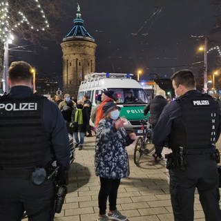 Eine Frau steht Polizisten gegenüber bei einem Protest gegen die Corona-Maßnahmen in der Innenstadt. In Mannheim zogen am Montag trotz eines Verbots nach Schätzungen der Polizei bis zu 2.000 Menschen großteils ohne Masken und ohne Abstand durch die Stadt. (Foto: dpa Bildfunk, picture alliance/dpa/PR-Video | René Priebe)