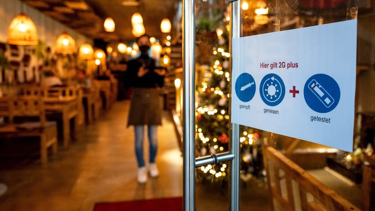 Ein Schild an der Tür eines Restaurants weist auf die 2G-Plus-Regel hin.  (Foto: dpa Bildfunk, picture alliance/dpa | Sina Schuldt (Symbolbild))
