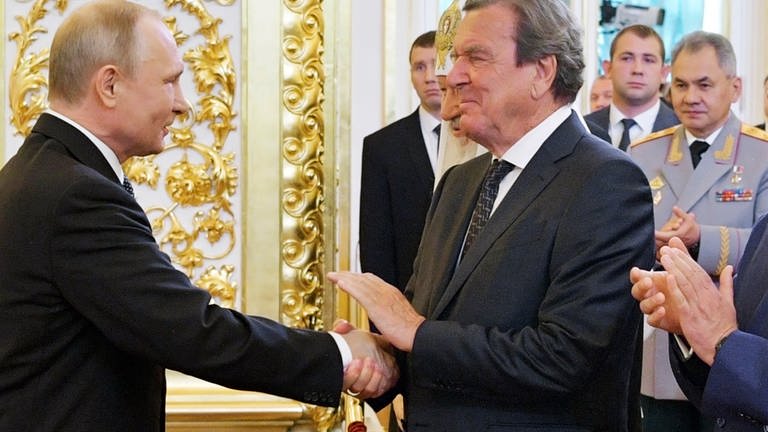Gerhard Schröder bei Wladimir Putin (Foto: dpa Bildfunk, picture alliance/dpa/POOL SPUTNIK KREMLIN/AP | Alexei Druzhinin)