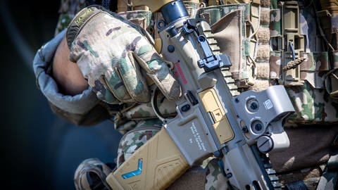 Soldaten des Kommando Spezialkräfte der Bundeswehr sichern mit dem Sturmgewehr G95 der Firma Heckler & Koch bei einem Übungsszenario die Landebahn.  (Foto: dpa Bildfunk, picture alliance/dpa/dpa-Zentralbild | Jens Büttner)
