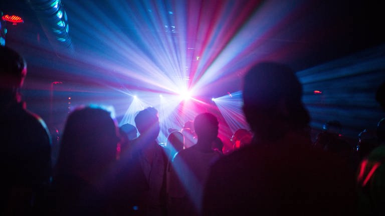 Menschen tanzen in einem Club. ( (Foto: dpa Bildfunk, picture alliance/dpa | Sophia Kembowsk)