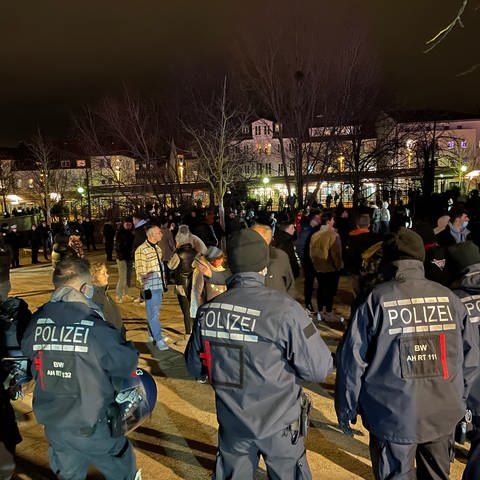 Polizisten und Demonstrierende bei einer Anti-Corona-Demo in Reutlingen am Samstagabend (Foto: SWR)