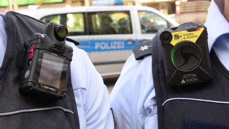 Zwei Polizisten sind am 7.4.2017 in Stuttgart (Baden-Württemberg) mit verschiedenen Bodycams ausgerüstet. (Foto: dpa Bildfunk, picture alliance / Franziska Kraufmann/dpa)