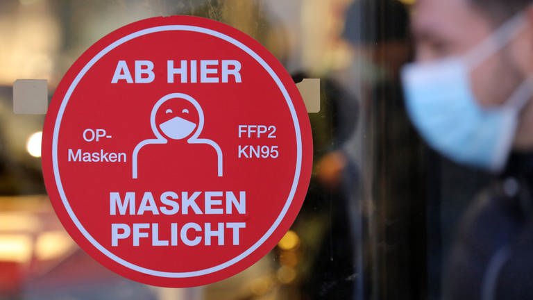 Am Eingang zu einem Einkaufszentrum informiert ein Aushang "Ab hier Maskenpflicht". (Foto: dpa Bildfunk, picture alliance/dpa/dpa-Zentralbild | Bernd Wüstneck)