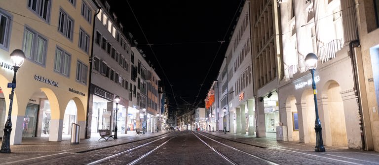 Die Übersichtsaufnahme zeigt die menschenleere Fußgängerzone in der Freiburger Innenstadt.  (Foto: dpa Bildfunk, picture alliance/dpa | Patrick Seeger)