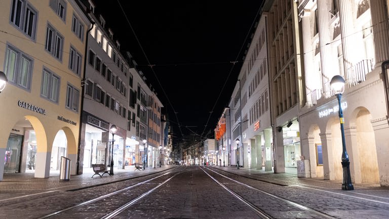 Die Übersichtsaufnahme zeigt die menschenleere Fußgängerzone in der Freiburger Innenstadt.  (Foto: dpa Bildfunk, picture alliance/dpa | Patrick Seeger)